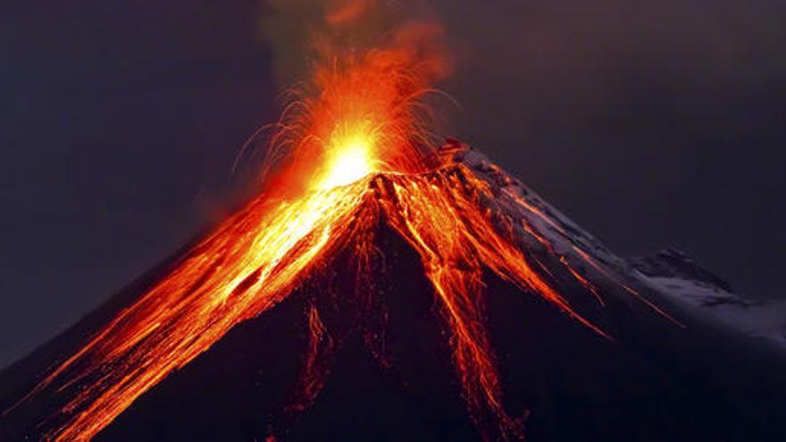 Volcán Tungurahua en erupción.