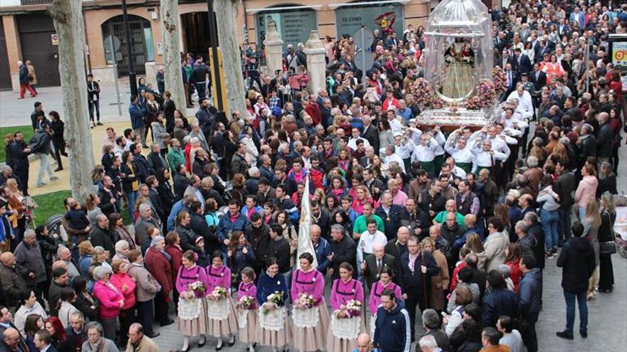 Una multitud acompaña a la Virgen de Araceli en su procesión de bajada