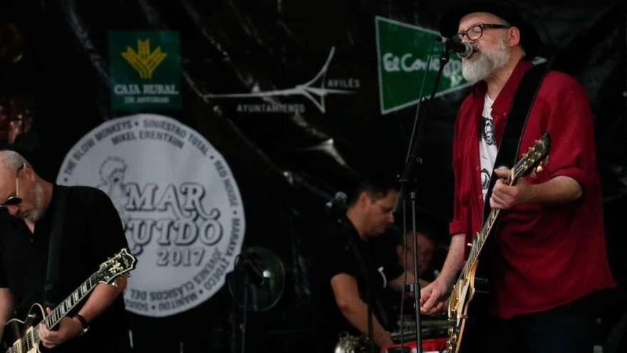 Los &quot;Siniestro Total&quot;, ayer, sobre el escenario del parque del Muelle.