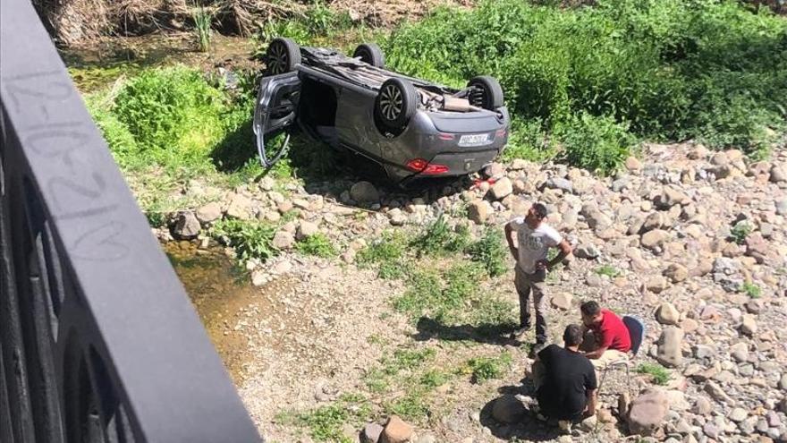 El conductor, único herido en la caída de un coche al arroyo Guadalbarbo en Alcolea