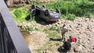El conductor, único herido en la caída de un coche al arroyo Guadalbarbo en Alcolea