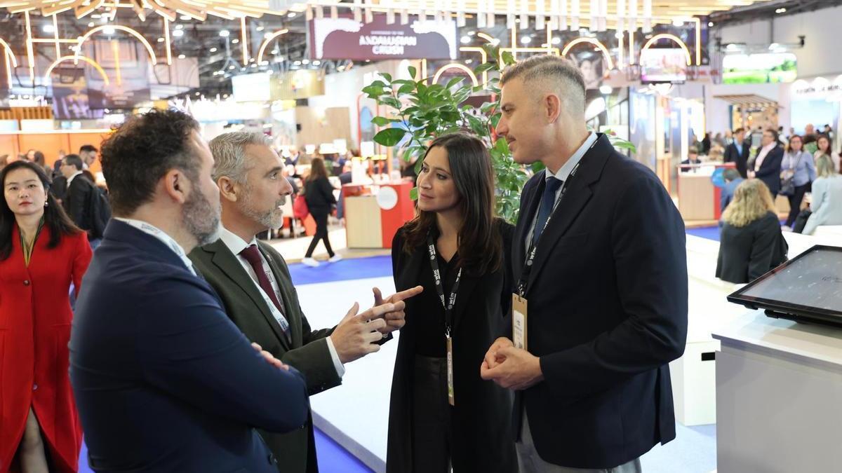 El alcalde, Jordi Mayor, y la concejal Débora Marí, en la feria de Londres.