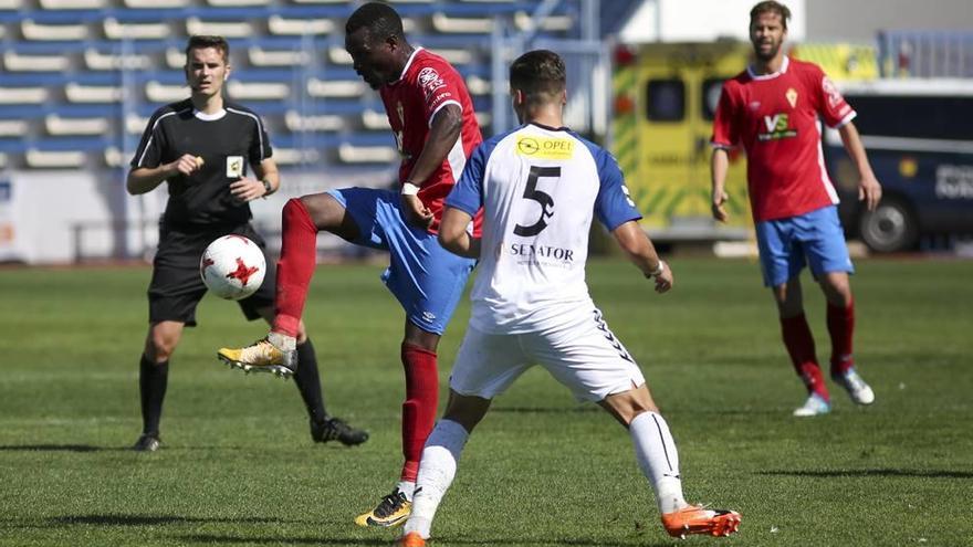 El murcianista Chrisanthus controla el balón ante la presión de un jugador del Marbella en el choque del pasado domingo.