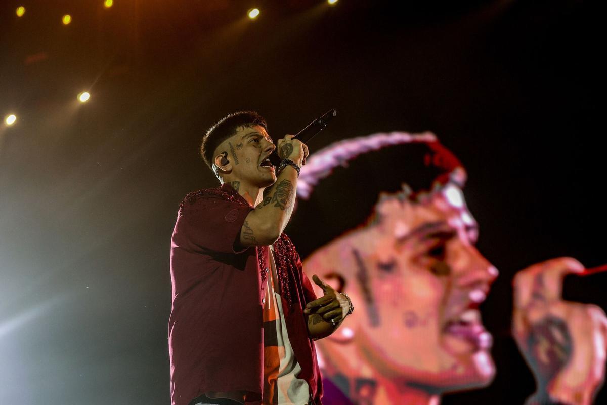 09/06/2024 El cantante argentino Duki durante una actuación, en el Estadio Santiago Bernabéu, a 8 de junio de 2024, en Madrid (España). Duki comienza su gira europea hoy en España, donde presenta su gira ‘ADA Tour’. El cantante de trap actúa ante 65.000 personas e interpreta éxitos como ‘Si te Sentís Sola’, single que le llevó a lo más alto de la escena argentina. CULTURA Ricardo Rubio - Europa Press