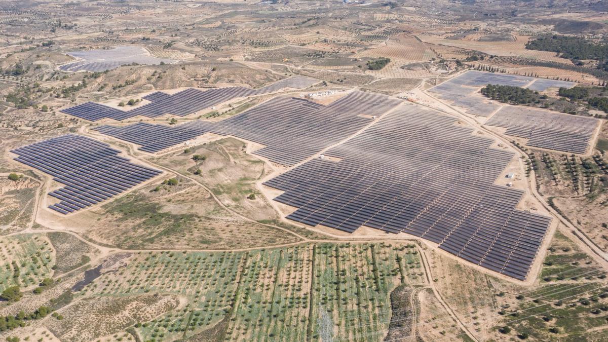 Vista aérea de la planta solar fotovoltaica de Las Torres de Cotilla de X-Elio.