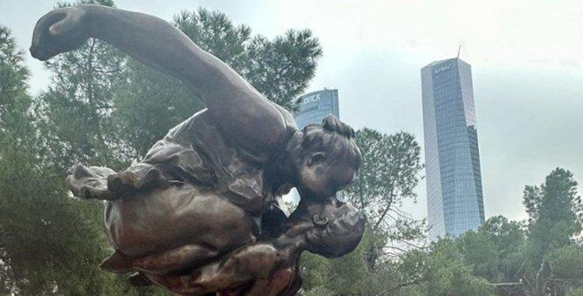 Escultura El Beso de Xu Hongfei.