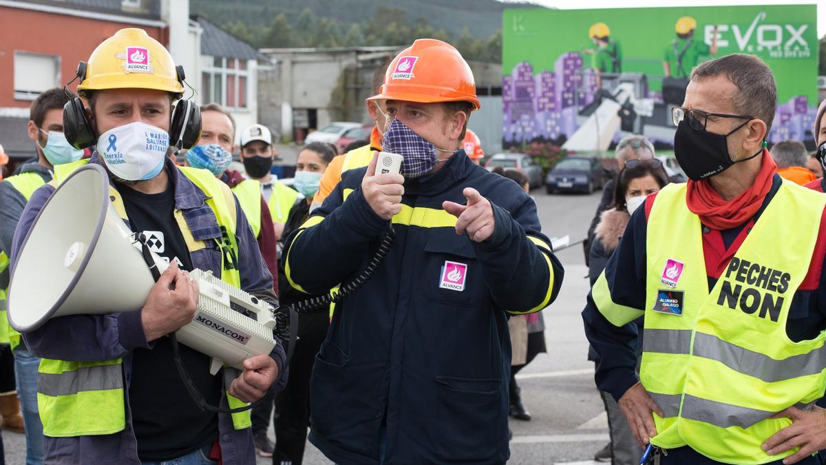 El presidente del comité de empresa de Alcoa San Cibrao, José Antonio Zan, habla a través de un megáfono durante la protesta.