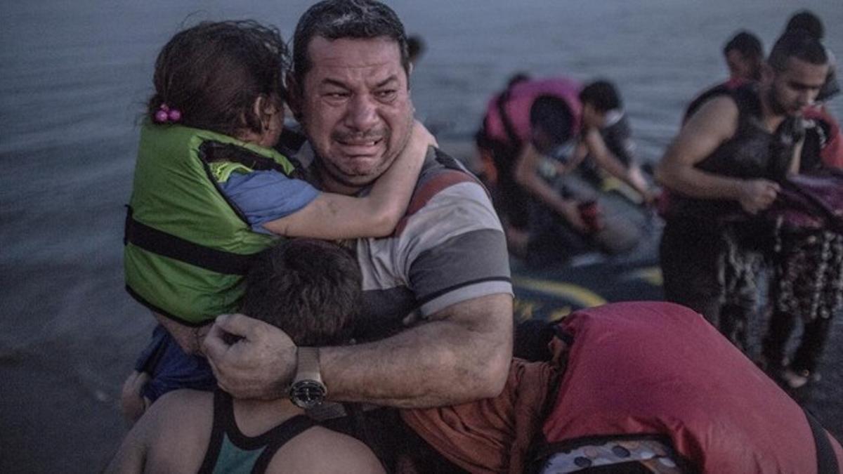 Laith Majid y su familia, abrazados y conmovidos al llegar a Kos.