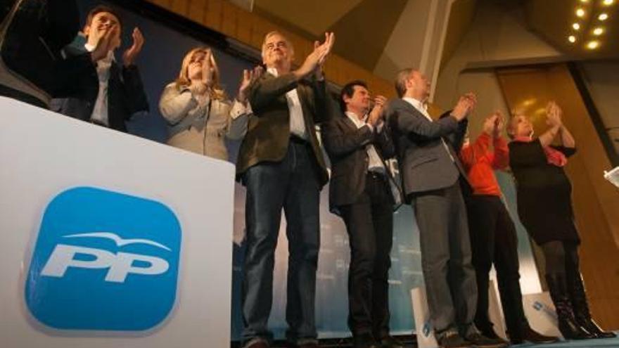 La plana mayor de los populares valencianos al inicio del acto.