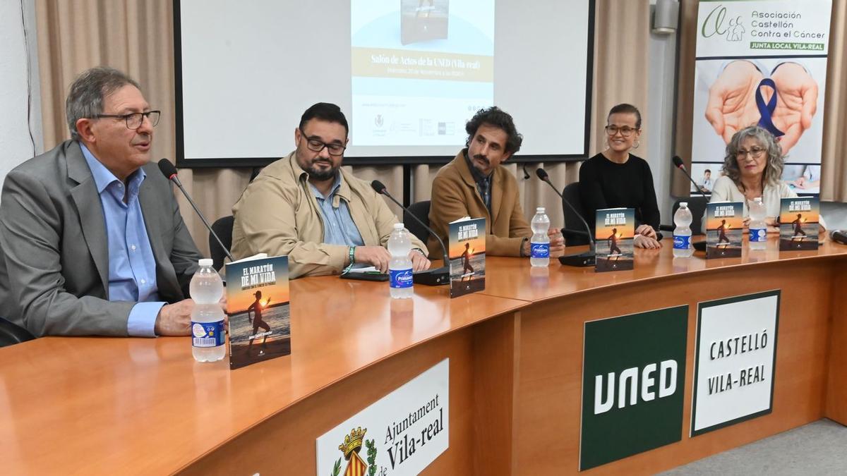 Paco Bielsa, Juanlu Sánchez, Toni Marín, Inma Castell y Mayca Pérez, en la presentación en Vila-real del libro ‘El maratón de mi vida. Convivir con el cáncer es posible’, en el que la periodista relata su experiencia.