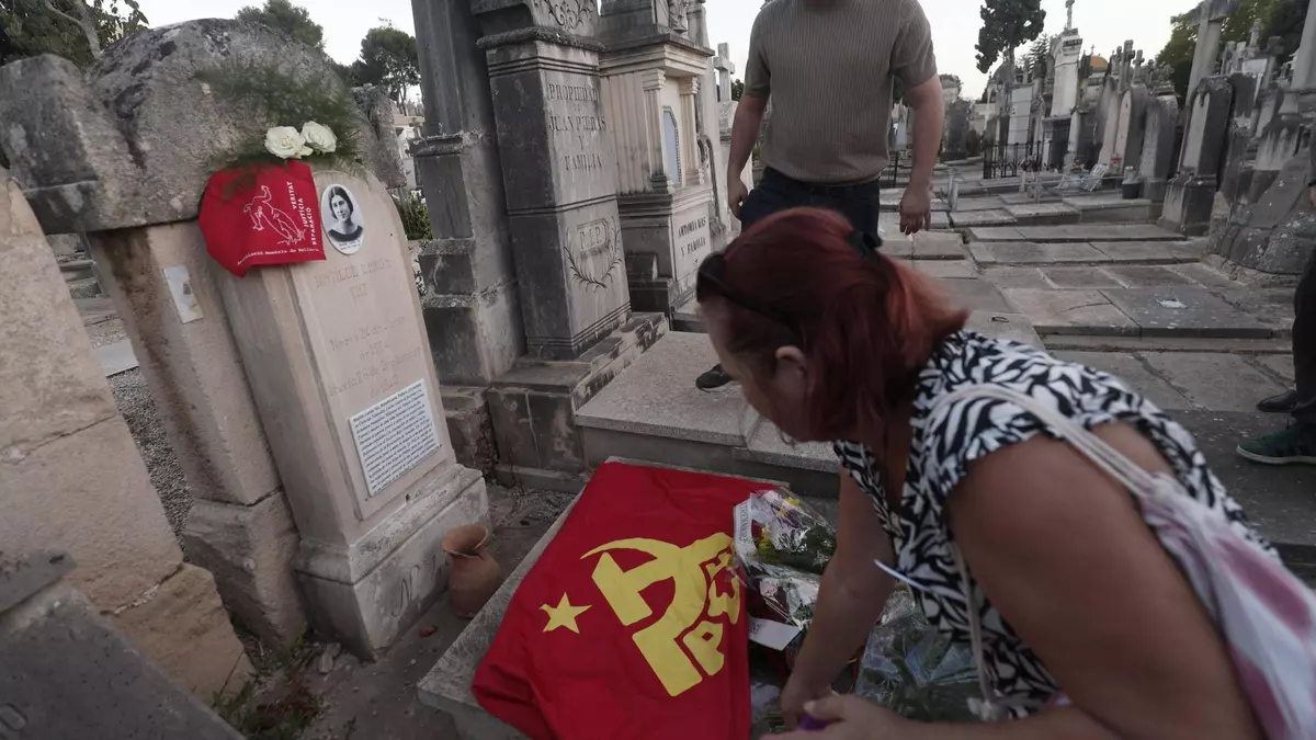 Flores en el homenaje a Matilde Landa, represaliada por el franquismo