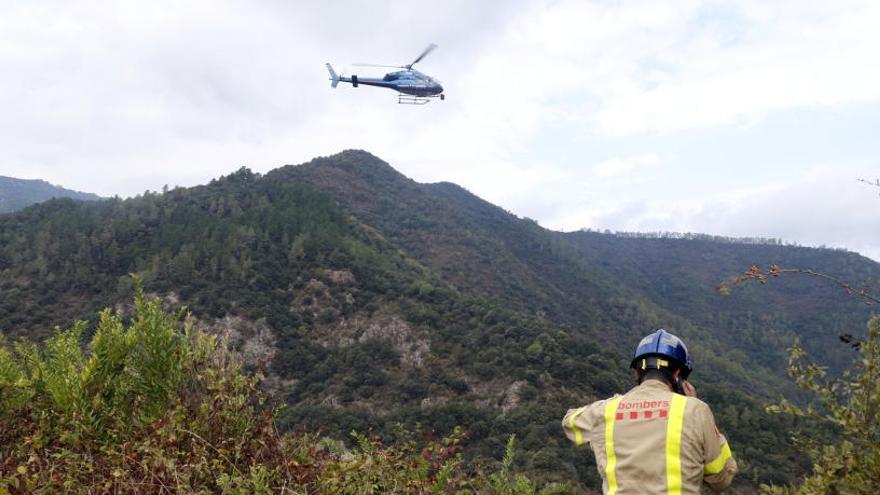 Un helicòpter se suma a les tasques de recerca en el pantà de Susqueda