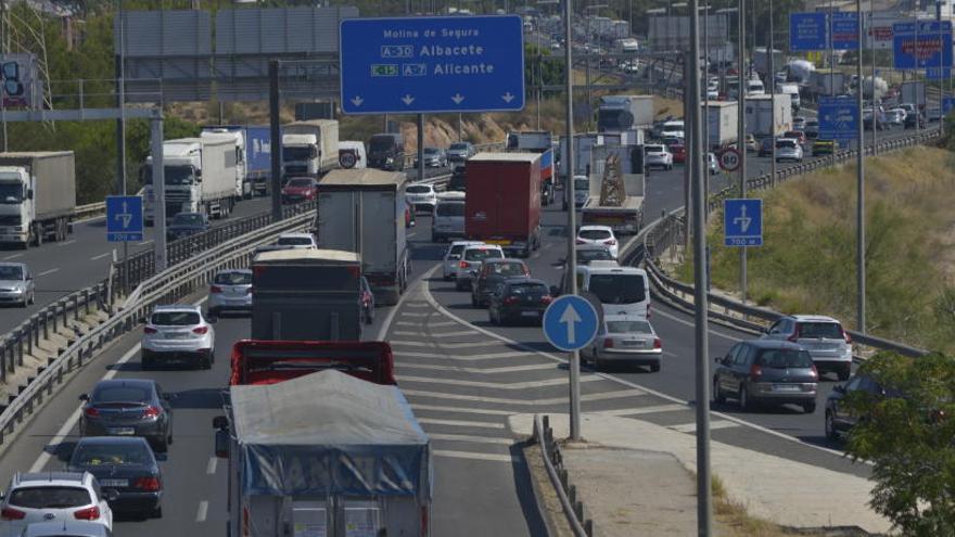 Retención de vehículos en la autovía a su paso por Murcia.