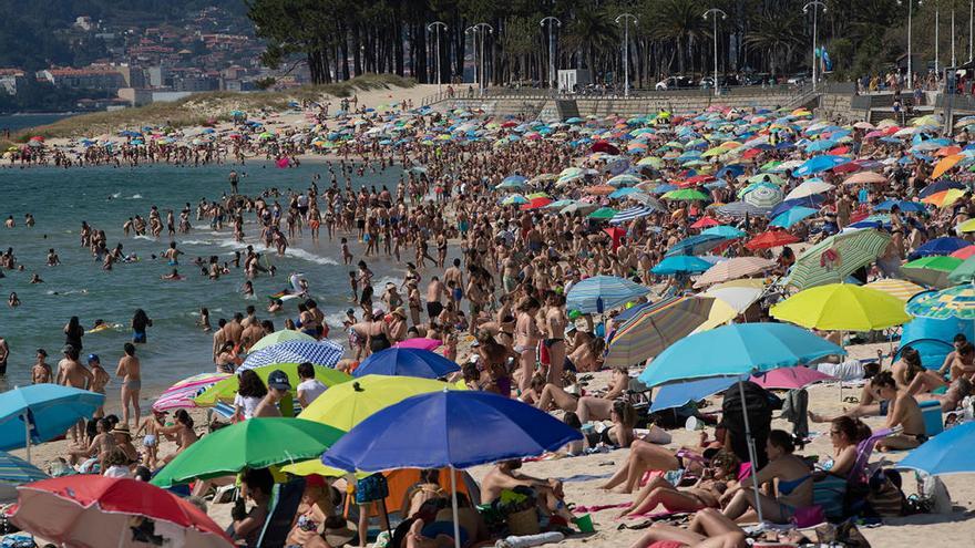 Imagen de la playa de Samil, abarrotada. // R. Grobas