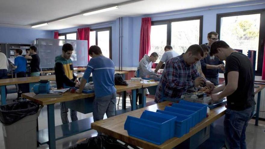 Jóvenes en el centro integral de FP de Langreo.