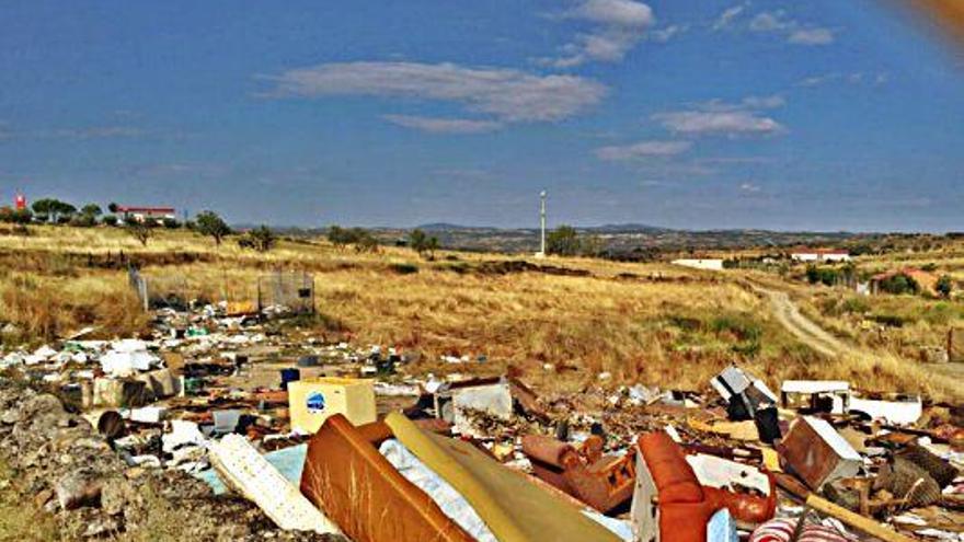 Vertedero incontrolado en el Valle del Palomar.