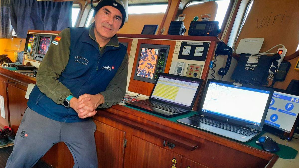 José Carlos Martínez, en el puente de su barco con algunos de los ordenadores.