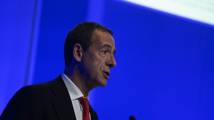 Gortázar (CaixaBank) afirma que hay espacio para más fusiones bancarias en la recta final de la OPA de BBVA sobre el Sabadell