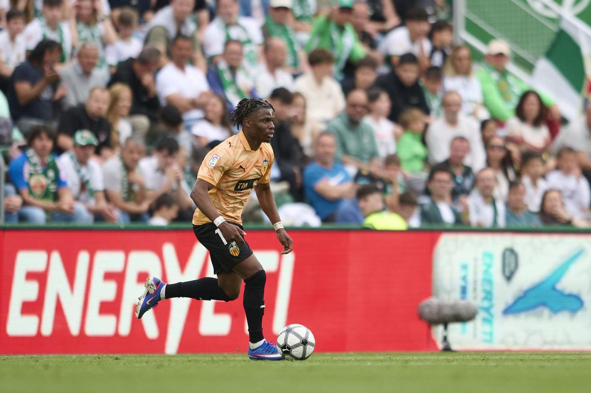 Largie Ramazani of Valencia CF in action during the Spanish League, LaLiga EA Sports, football match played between Elche CF and Valencia CF at Estadio Manuel Martinez Valero on April 11, 2026 in Elche, Alicante, Spain. AFP7 11/04/2026 ONLY FOR USE IN SPAIN. Francisco Macia / AFP7 / Europa Press;2026;SPAIN;SPORT;ZSPORT;SOCCER;ZSOCCER;Elche CF v Valencia CF - LaLiga EA Sports