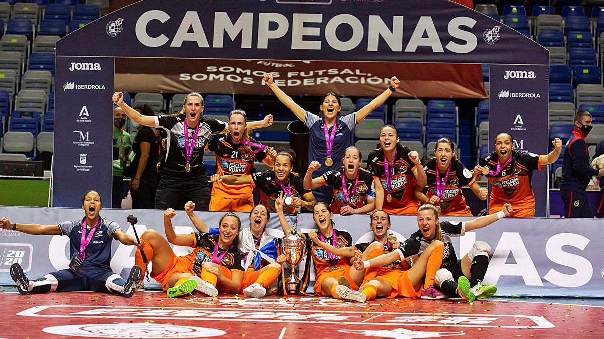 Las jugadoras del Pescados Rubén Burela, ayer en Málaga, tras recibir el trofeo. |  // CARLOS DÍAZ