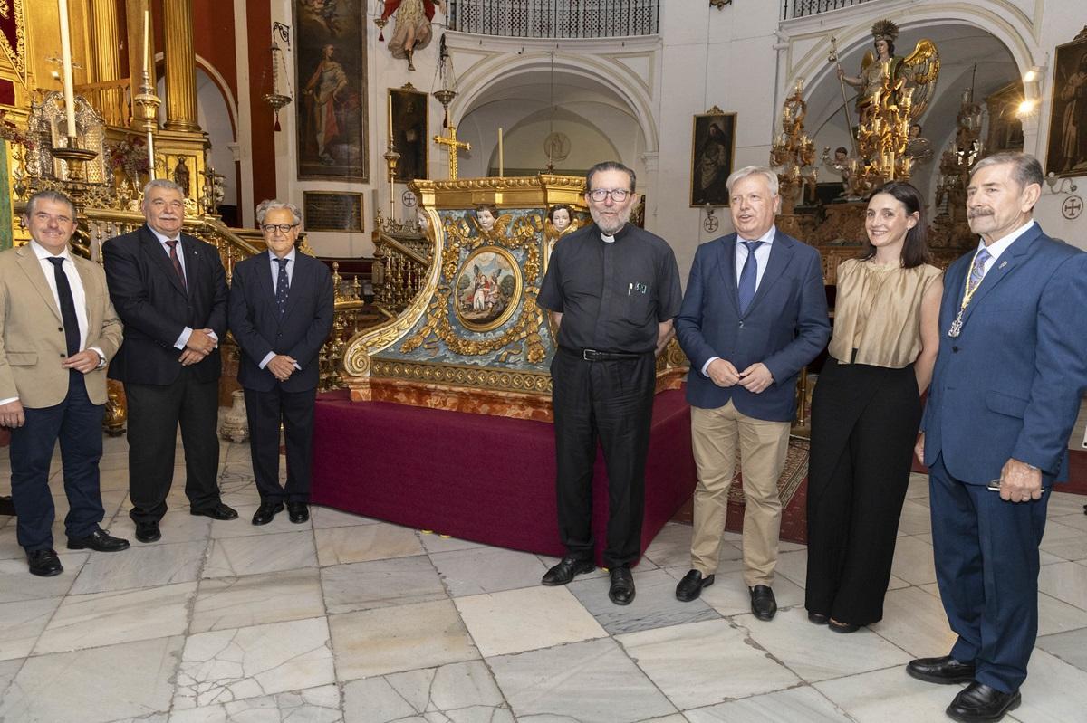 Autoridades y otros asistentes al acto de la presentación de la peana restaurada del altar de San Rafael.