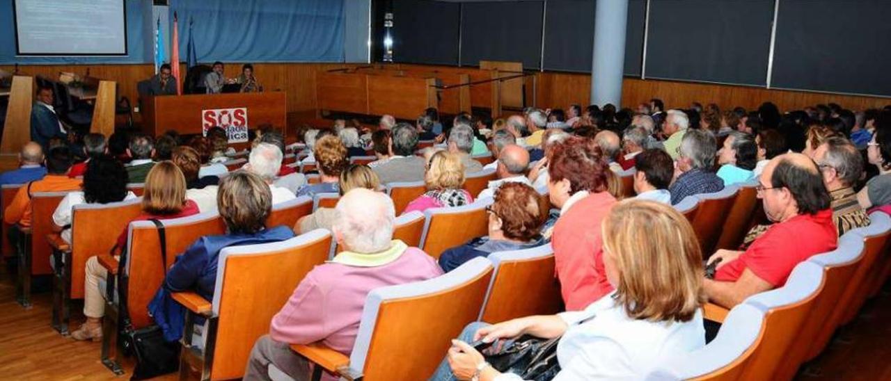 Una charla reciente de la plataforma en Defensa da Sanidade, en el salón de plenos de Cangas. // G. Núñez