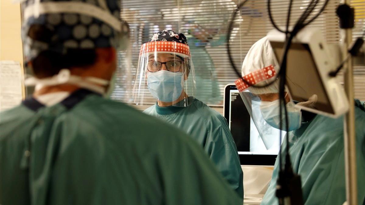 Varios profesionales sanitarios trabajan en la uci del Hospital Vall d Hebron de Barcelona el 25 de noviembre del 2020