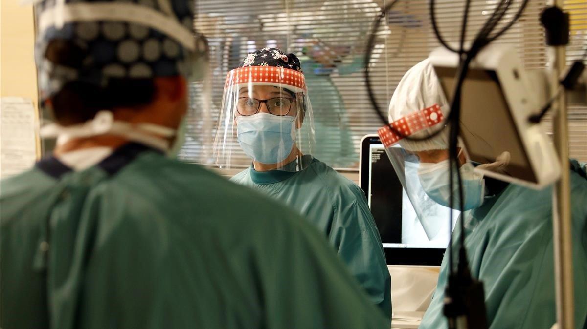 Varios profesionales sanitarios trabajan en la uci del Hospital Vall d’Hebron de Barcelona, este miércoles.