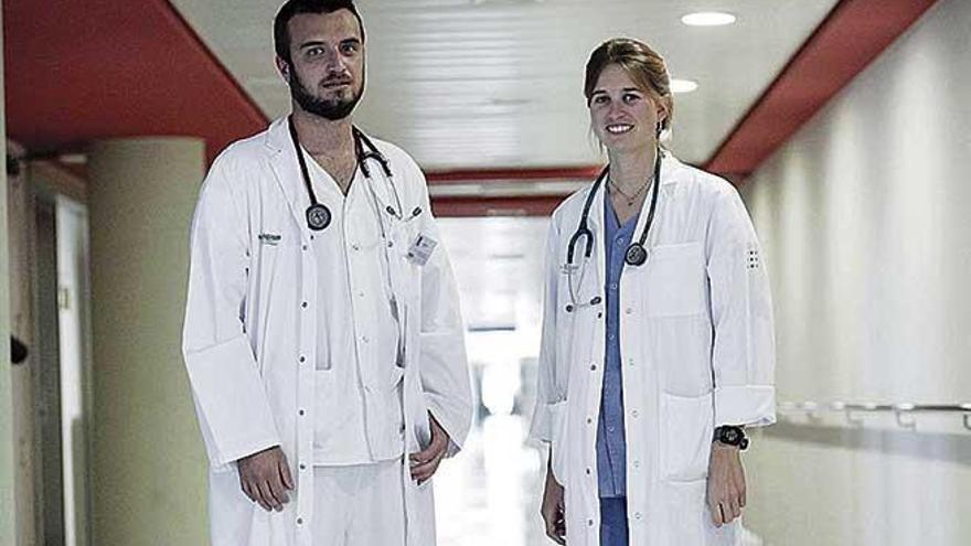 El internista Adrià Ferre y la neumóloga Luisa Ramon posan en uno de los pasillos de Son Espases.