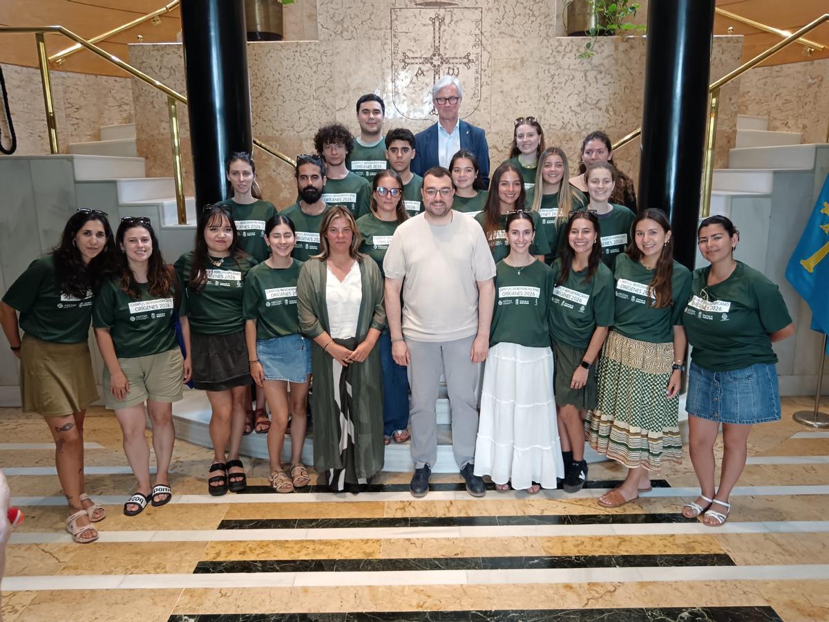 Adrián Barbón, en el centro, con los asistentes al Campus Orígenes en el palacio de Presidencia del Principado.