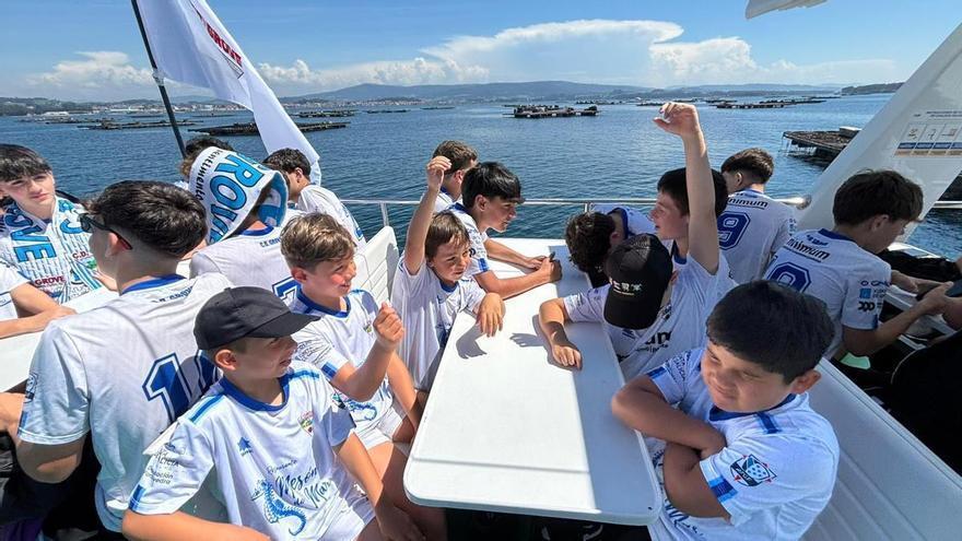 Los aficionados del C.D. O Grove acompañan a su equipo en el sueño hacia el ascenso