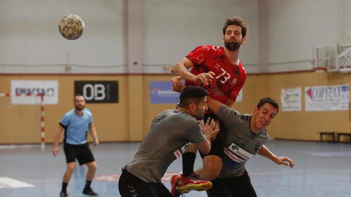 Aitor Gómez realiza un pase durante un encuentro de esta temporada.