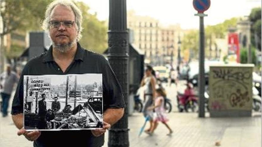 John Alexander Wainman mostra una de les imatges captades pel seu pare durant la guerra.