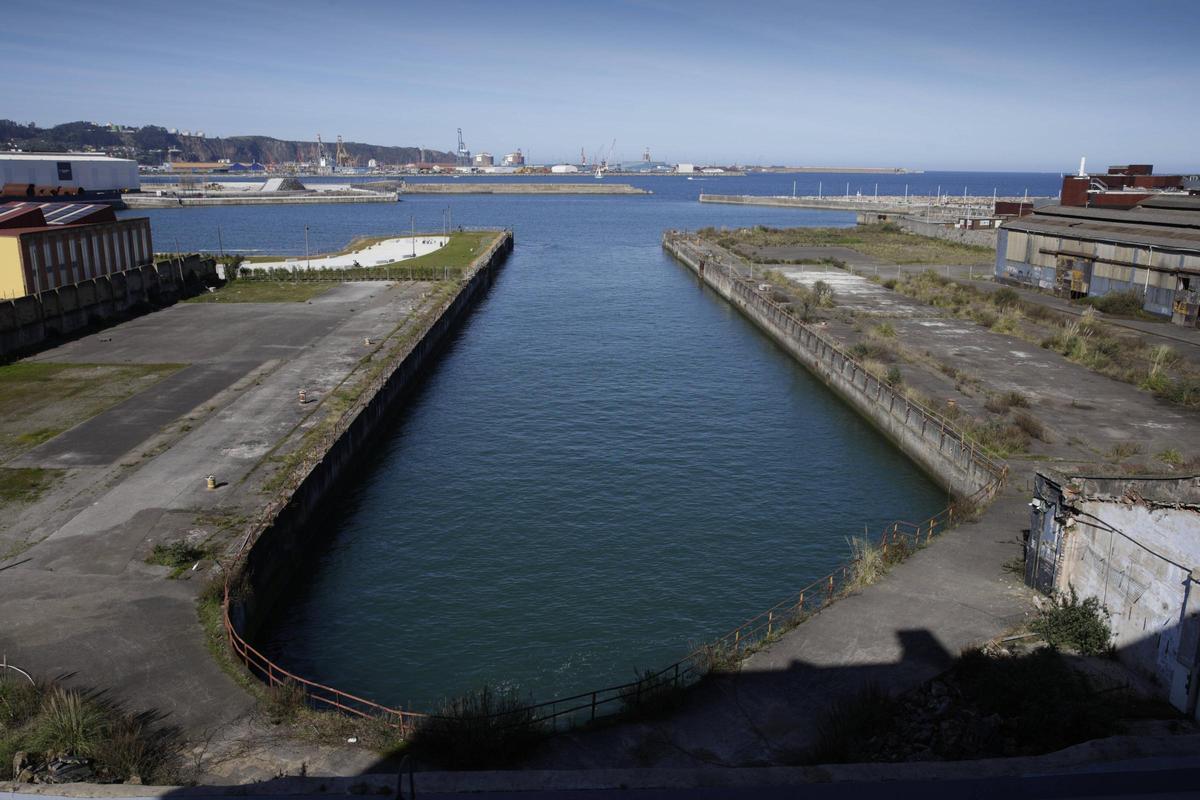 Dársena del viejo astillero de Naval Gijón.