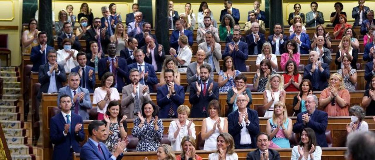 Pedro Sánchez i la bancada socialista aplaudint ahir al Congrés en acabar la sessió. | DAVID CASTRO