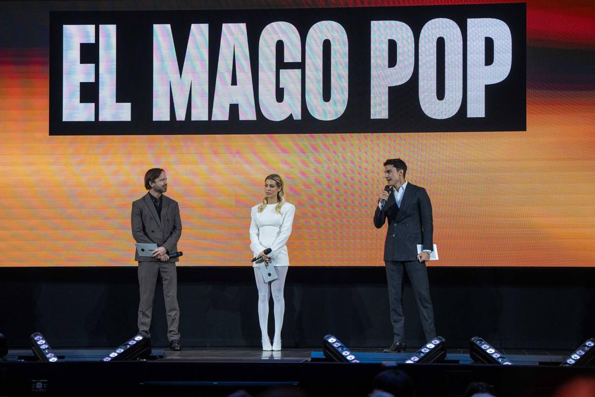 Barcelona 10/12/2025 Cultura — El Mago Pop durante la presentación en la que desvela sus próximas novedades, acompañado —entre el público y los invitados destacados— por figuras internacionales como Helen Hunt, Aaron Paul, Mira Sorvino, Michelle Rodríguez, David Henrie y Billy Zane, así como artistas y personalidades locales como Aitana Sánchez-Gijón, Paz Vega, Leonor Watling y Joan Laporta. Foto: Zowy Voeten / El Periódico.