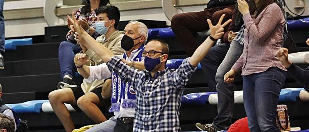 Los espectadores de Pumarín celebran una canasta del Oviedo Baloncesto