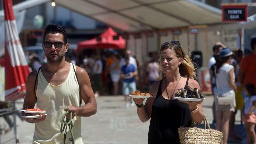 Nécoras, camarones o croquetas entre las raciones del evento.  // Noé Parga