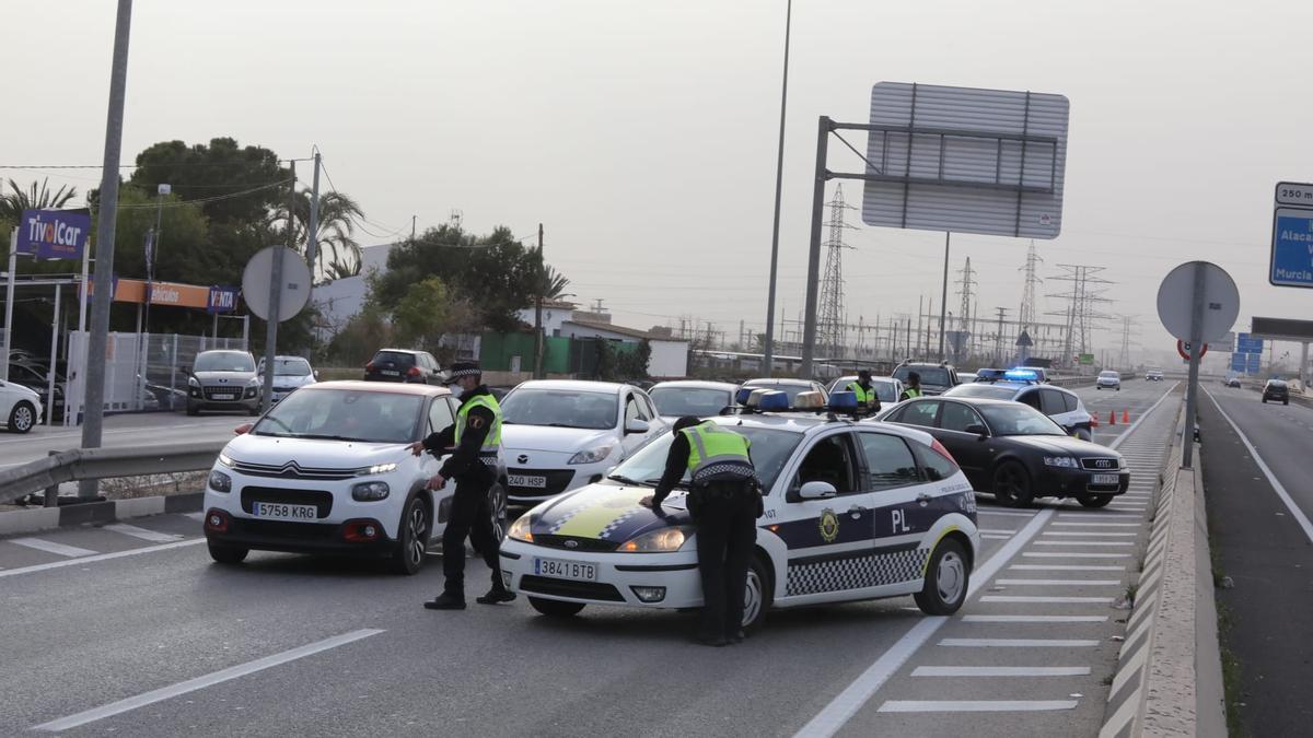 Uno de los controles en Elche durante el segundo fin de semana de cierre perimetral