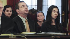 Las tres acusadas del asesinato de Isabel Carrasco: Montserrat León (centro, la autora confesa), su hija Triana Martínez (izquierda) y la agente de policía Raquel Gago, durante el juicio.