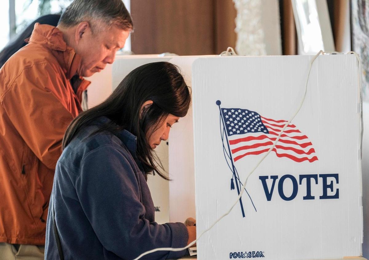 Votantes en Alhambra, California.