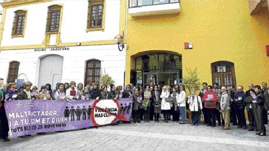 Concentración de mujeres contra la violencia machista, ayer en Benetússer, durante las jornadas.