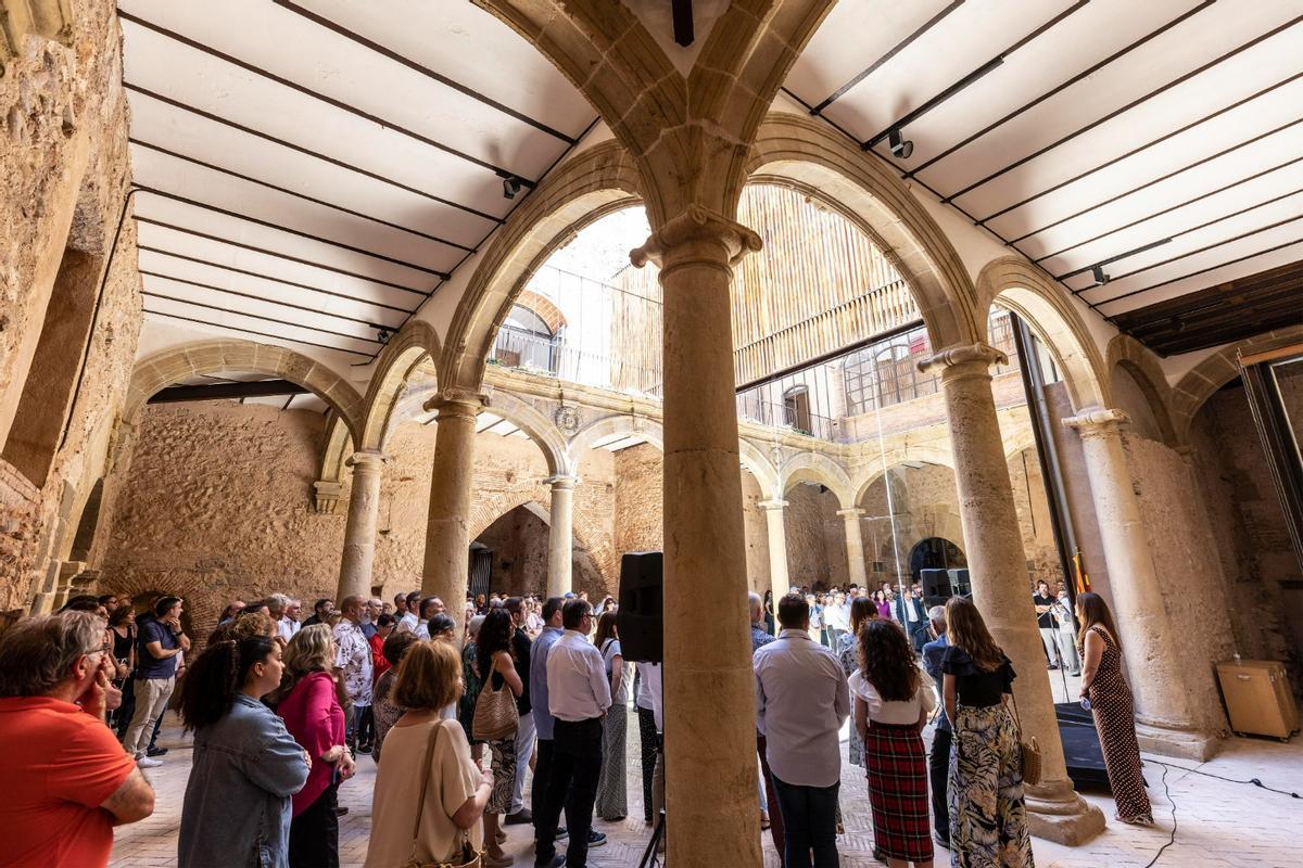 El público llenó el majestuoso claustro renacentista, único en la Comunitat, en la inauguración del Palau-Castell de Betxí.