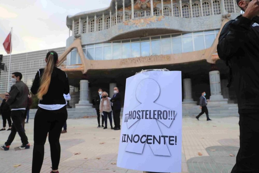 Hosteleros protestan en Cartagena por el cierre de los bares