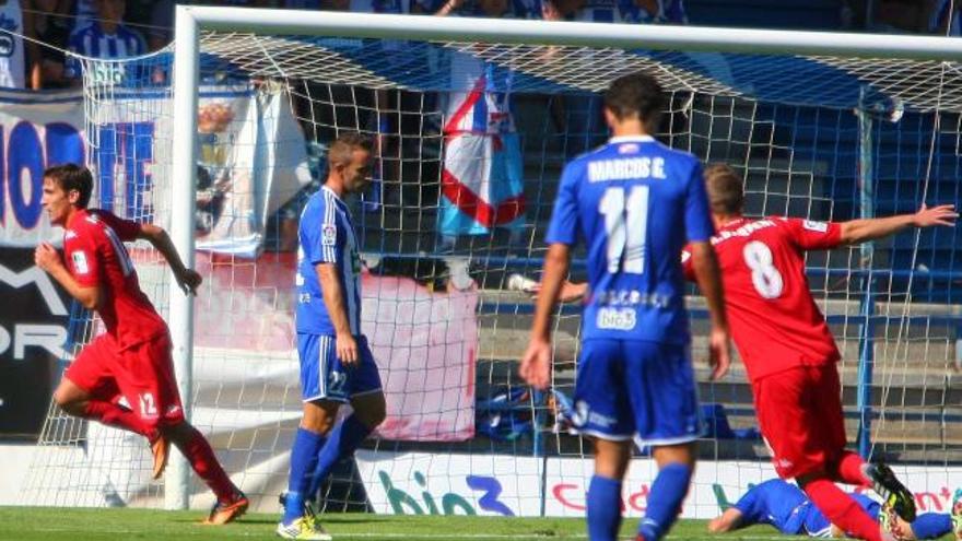 Scepovic, a la izquierda, corre a celebrar su gol, con Álex Barrera  a la derecha. | lof