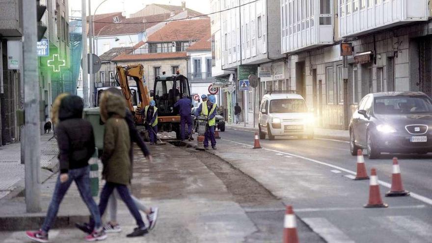 La obra del Concello para acabar con los vertidos en Carril corta al tráfico un carril de la avenida Rosalía de Castro. // Noé Parga