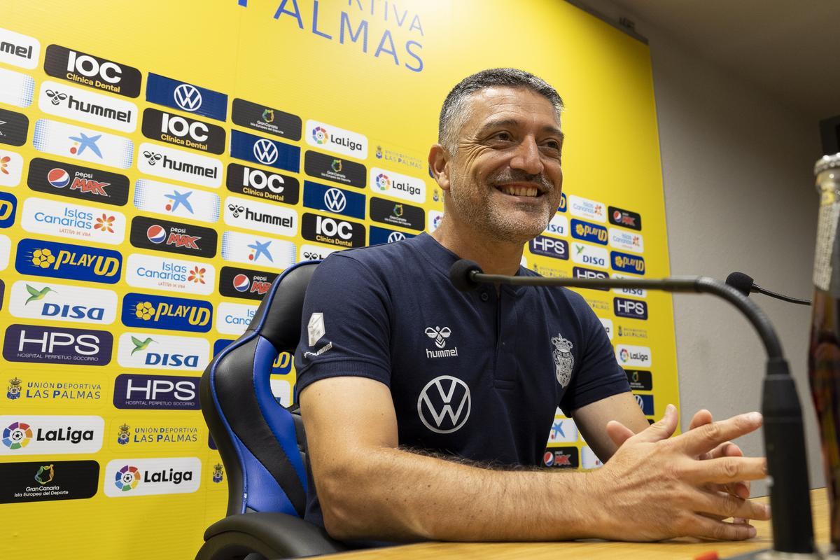 García Pimienta, durante una rueda de prensa con la UD, en Barranco Seco.