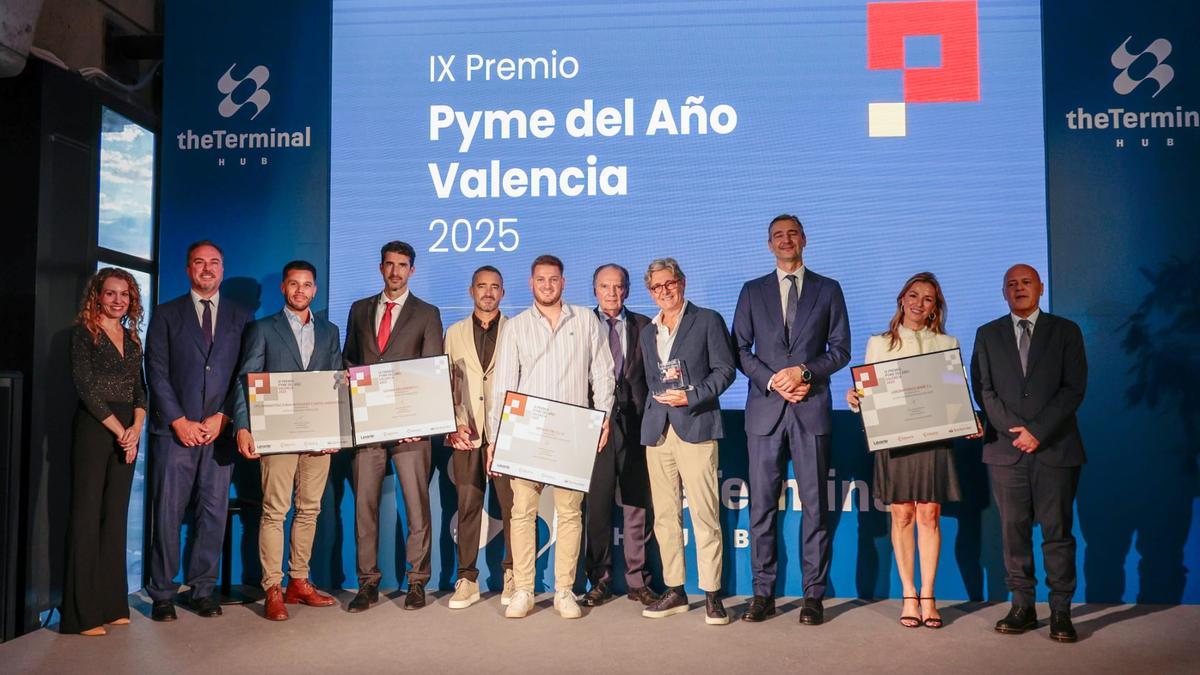 Foto de los premiados con los dirigentes de Cámara Valencia, Santander y Levante-EMV