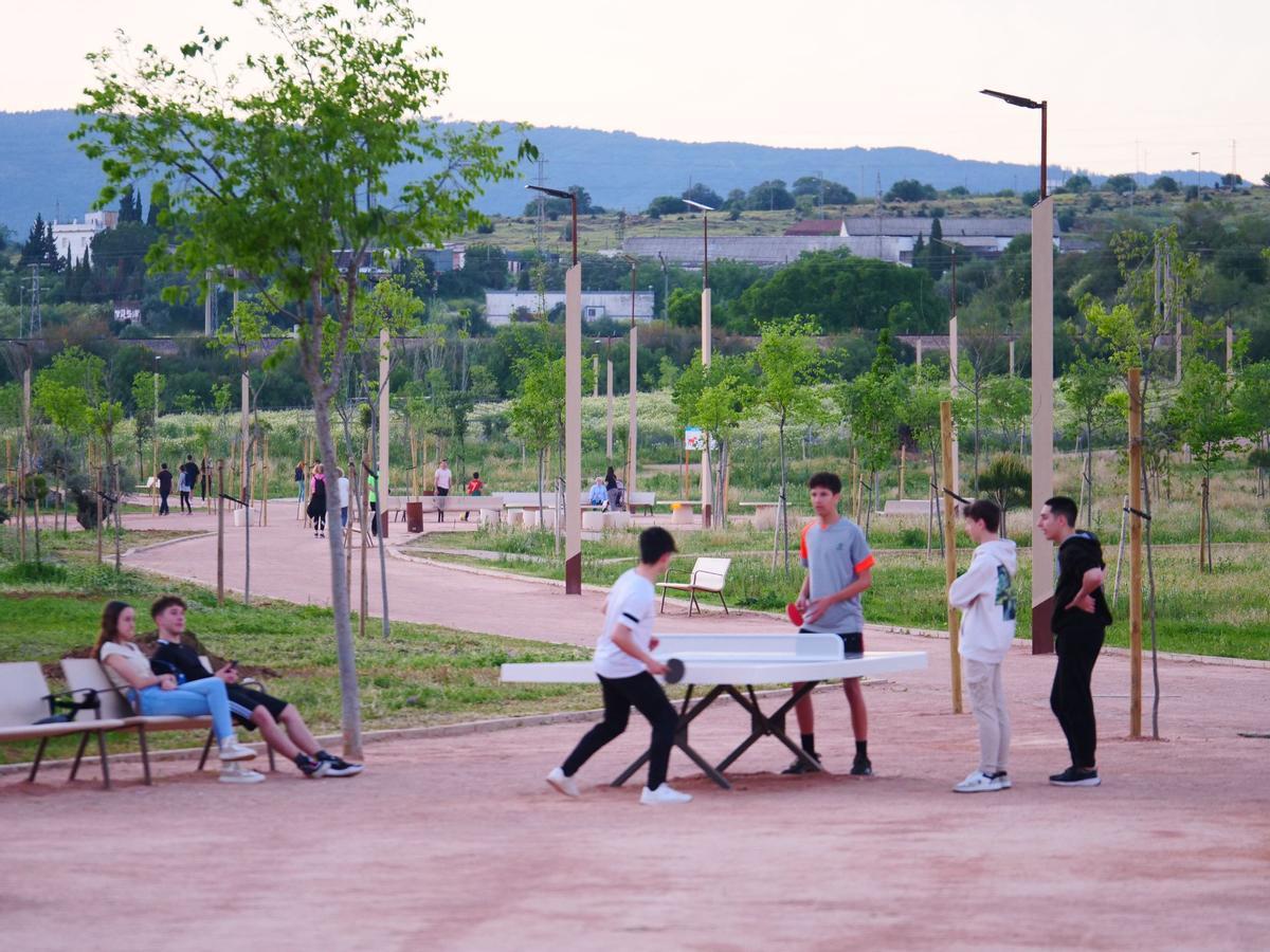 Unos jóvenes juegan al tenis de mesa en el parque de Levante.