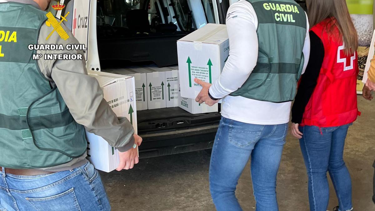 La Guardia Civil entrega las aceitunas incautadas para entregarlas a la Cruz Roja